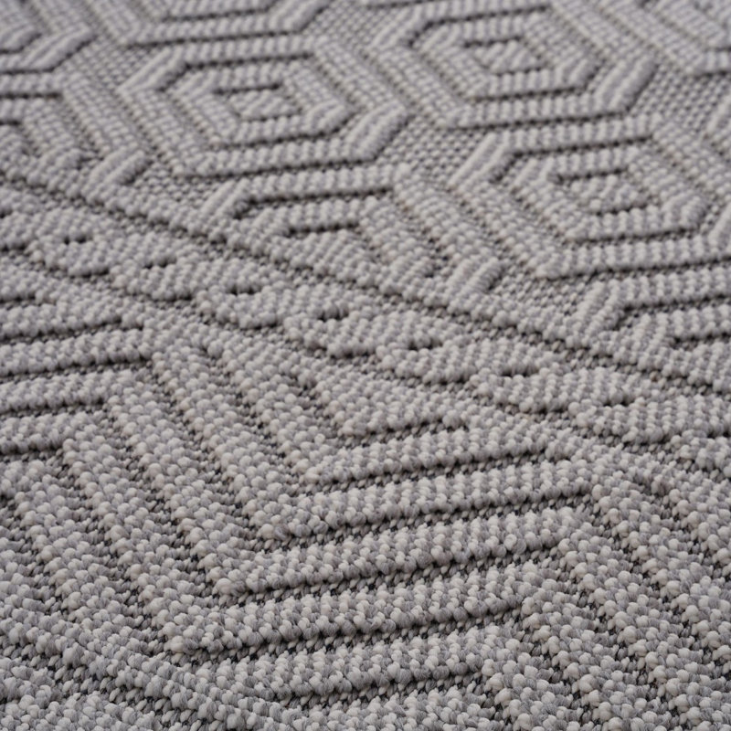 LOOM & LUXE Collection White /Geometric Indoor/Outdoor Area Rug, Rectangle 5'3" x 7'6"