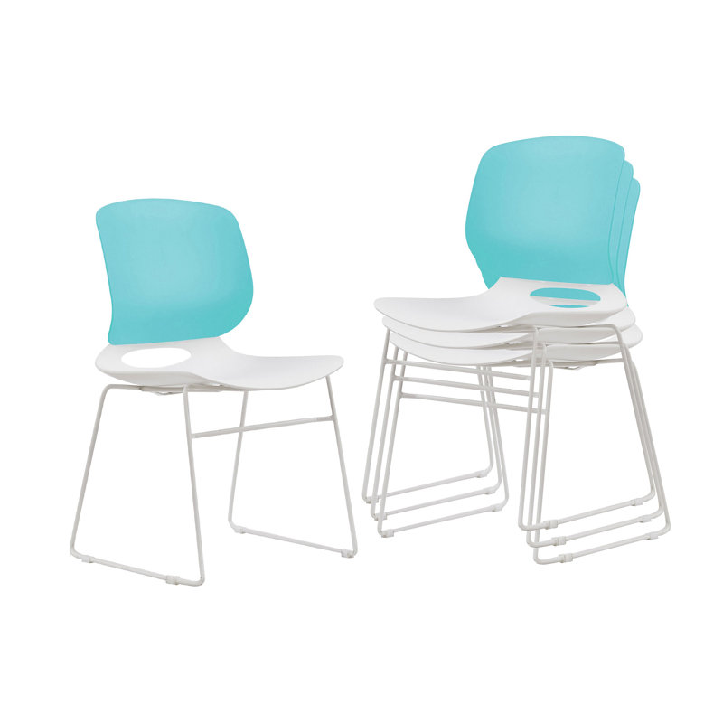 Un ensemble de 4 chaises empilables, Blanc / Bleu