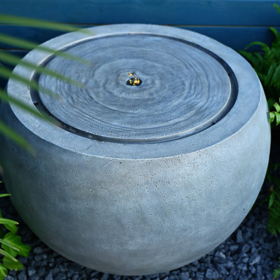Grande fontaine d'eau de jardin pour l'extérieur avec lumières et galets, gris