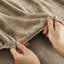 4 draps très grand taupe - 100% doux et confortable avec des draps-housses plats 2 taies d'oreiller brossées des deux côtés Entièrement élastiquées Lavable à la machine Ultra
