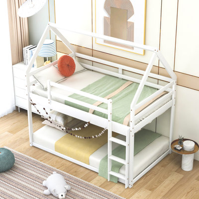 Lit superposé simple au-dessus de gris bas - en forme de maison pour un repos paisible avec des nuits douillettes de style maison