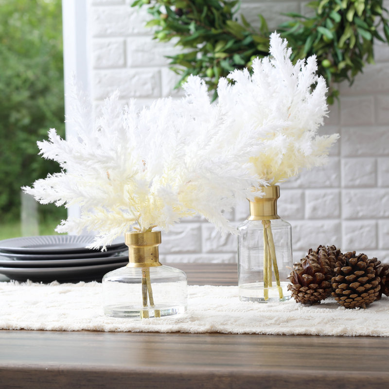 Arrangement floral dans un vase, H 13 po x l 9 po x P 9 po