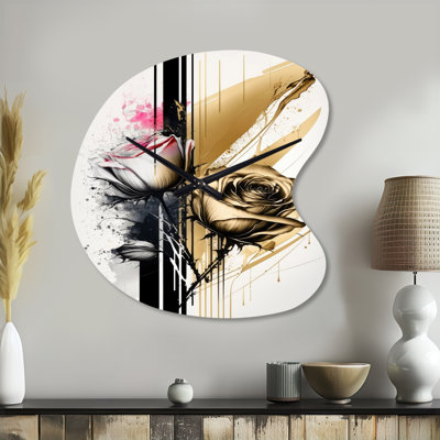 «Roses Flow Flower» sur peinture beige doré V - horloge murale asymétrique en métal rose, impression d'horloge murale beige