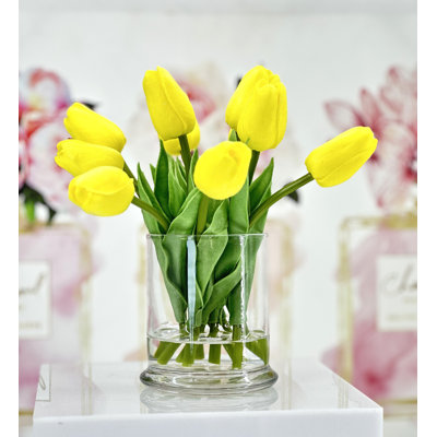 Petite tête en faux tulipes dans un vase, centre de table de petite taille