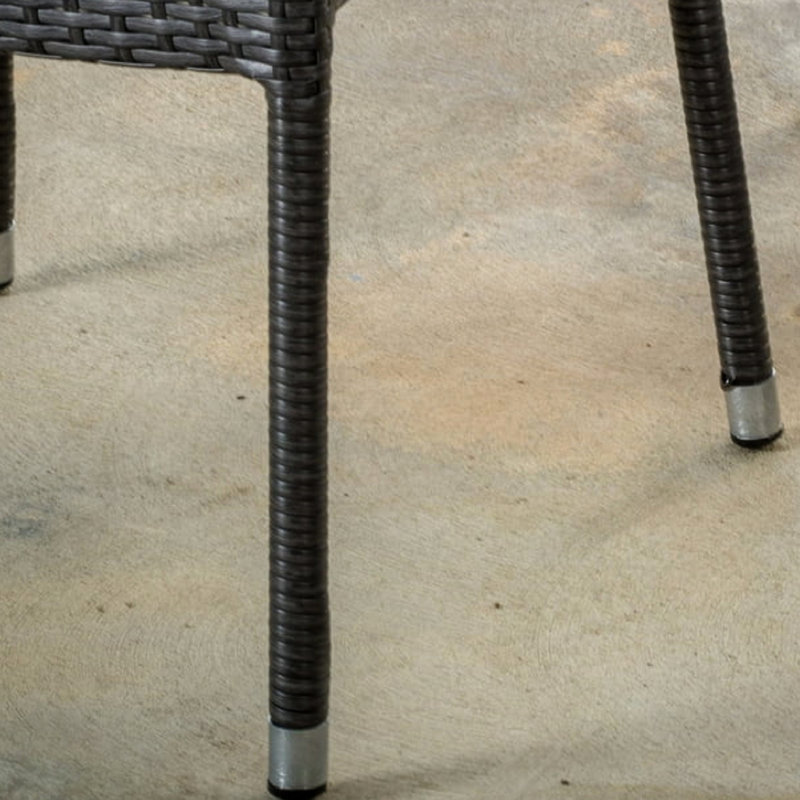 Chaises grises en PE et en fer avec structure épurée, utilisation élégante et durable pour la structure du patio, performance durable