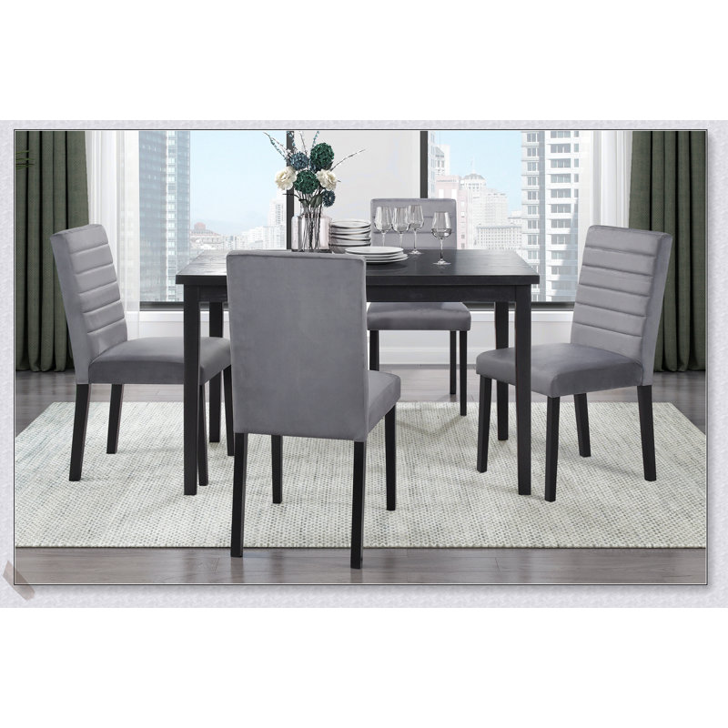 Ensemble de salle à manger 5 pièces avec table à finition noire et 4 chaises en velours gris, alliant élégance décontractée et durabilité moderne pour toute salle à manger.