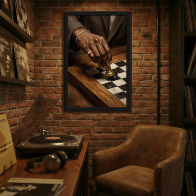 Illustration abstraite d'une pièce d'échecs en bois à la main