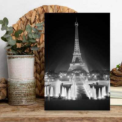 «1960S Night Eiffel Tower Across Fountains» par Palais Du Chaillot, Paris, rétro, architecture rétro, art mural urbain
