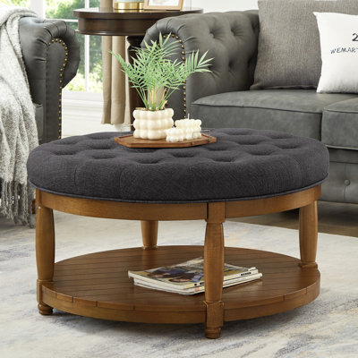 Grande table basse ronde avec repose-pieds rembourré en lin capitonné, grand repose-pieds avec tablette en bois massif