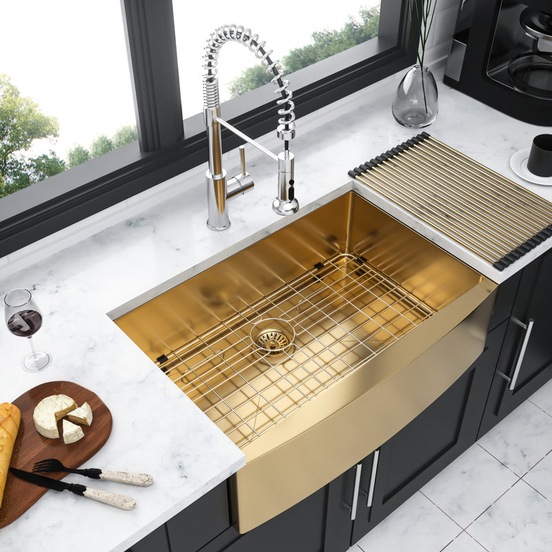 Lavabo 36 po en acier inoxydable - Tablier de calibre 16 à l'avant. Durable et facile à nettoyer sans aucune accumulation. Coussin d'insonorisation inférieur. Comprend un évier, un support, une grille, des pinces d'installation, une bonde à crépine,