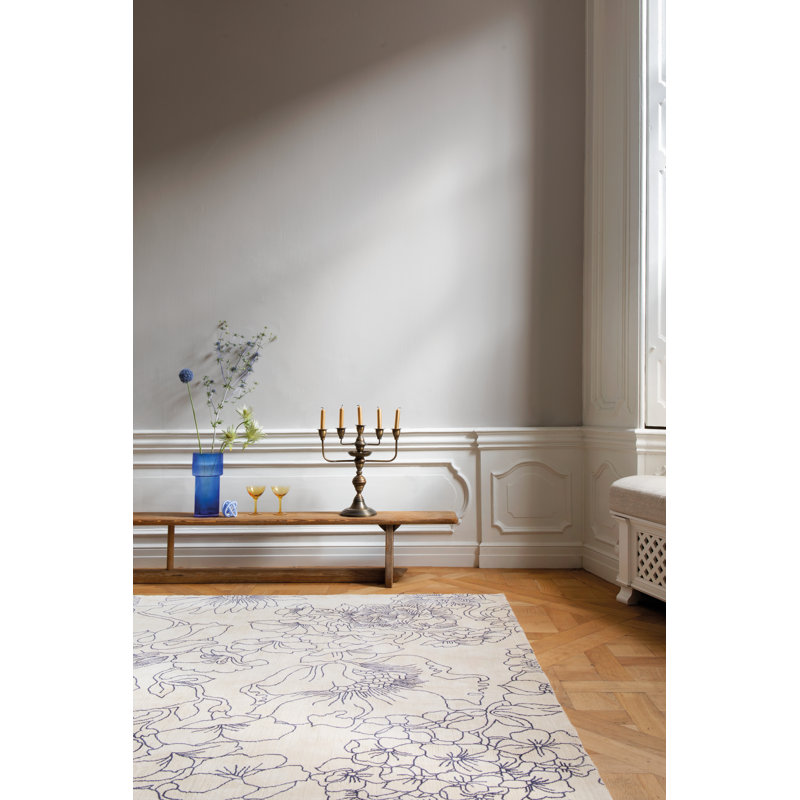 Wool Floral Area Rug in Light Gray/Ivory, 5'7" x 7'10"