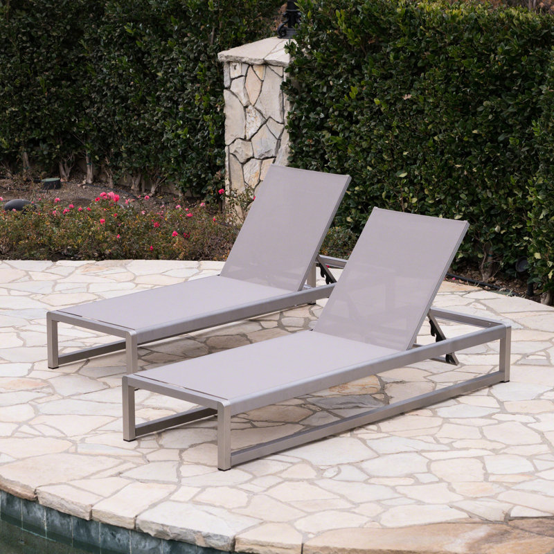2 chaises longues réglables en maille grise, base stable en aluminium réglable en gris, fabriquées avec une structure et des sièges en filet, style classique pour une expérience de détente agréable en plein air