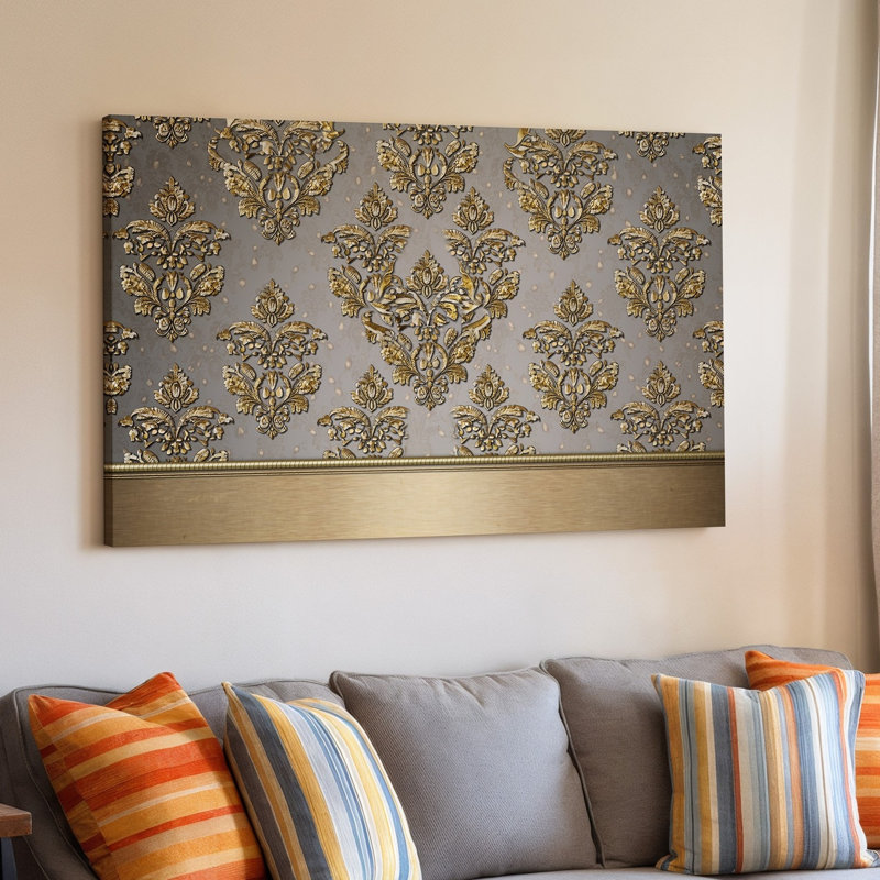 La toile crée un design de papier peint élégant avec un motif damassé complexe en or chatoyant contre un taupe doux