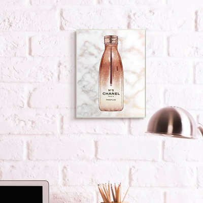 Bouteille d'eau sur marbre pour femmes