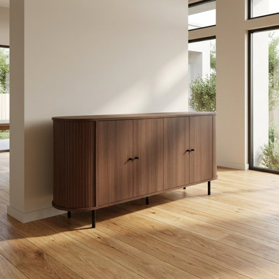 Buffet moderne du milieu du siècle avec portes cannelées et profil incurvé (70,9'' L x 15,7'' P x 31,5'' H)