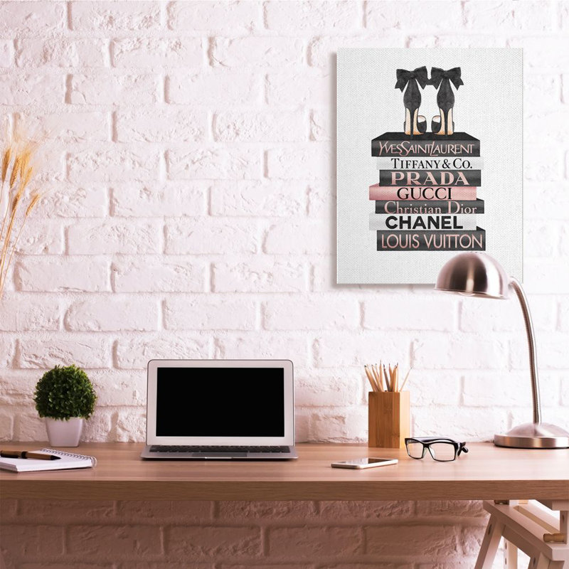 «Elegant Black Heal On Glam Designer Bookstack» par Amanda Greenwood, reproduction d'art graphique sur bois, Toile tendue