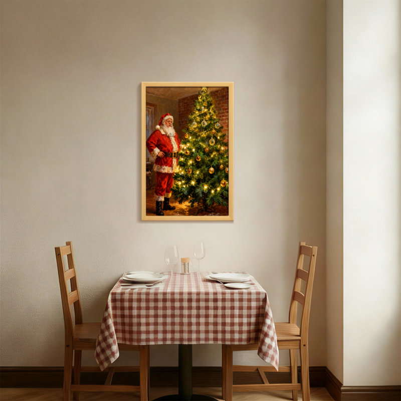 Père Noël debout près d'un arbre de Noël