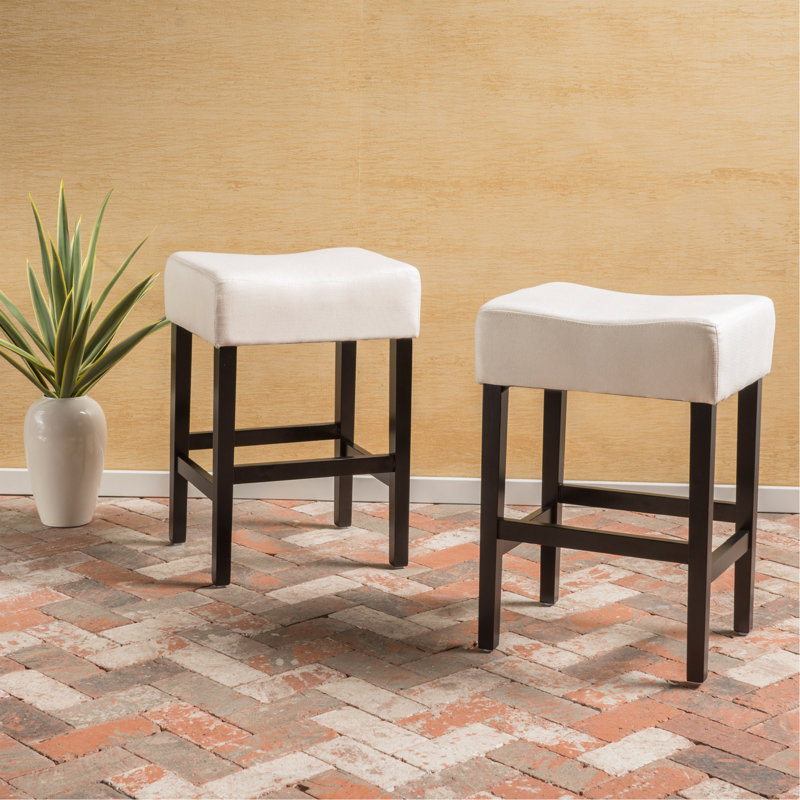Élégant ensemble de tabourets de bar à hauteur de comptoir en cuir, idéal pour la cuisine et les espaces de divertissement.