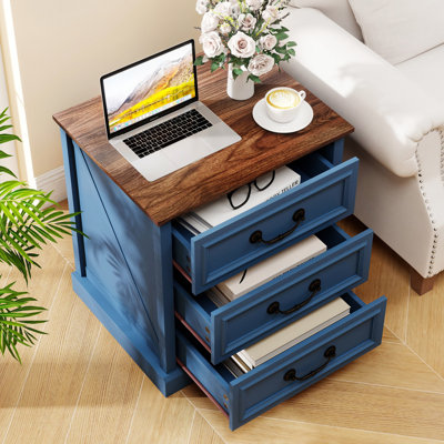 Table de bout Farmhouse avec station de charge, table de chevet à 3 tiroirs avec ports USB et poignée souriante, table de chevet en bois rustique pour le salon / la chambre à coucher