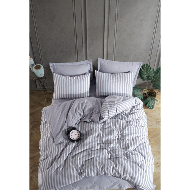 Quiltisse Striped Bedspread with Pillowcases Included, Double Bedspread + 2 Standard Pillowcases, Light Grey