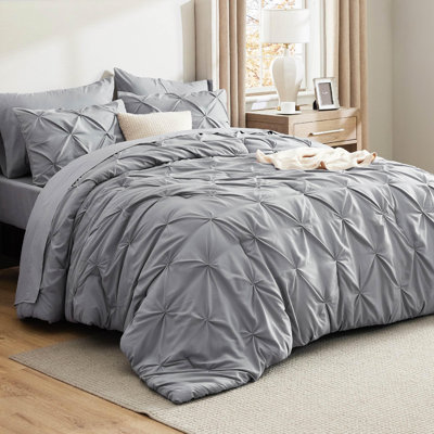 Bed-in-a-bag bourgogne - très grand californien - ensemble d'édredon à plis pincés gris avec draps, taies d'oreiller et taies décoratives (ensemble de 7)