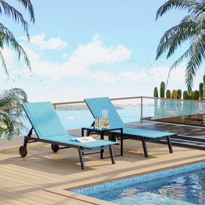Ensemble de chaises longues de patio 3 pièces avec roulettes, chaises de piscine réglables et table d'appoint