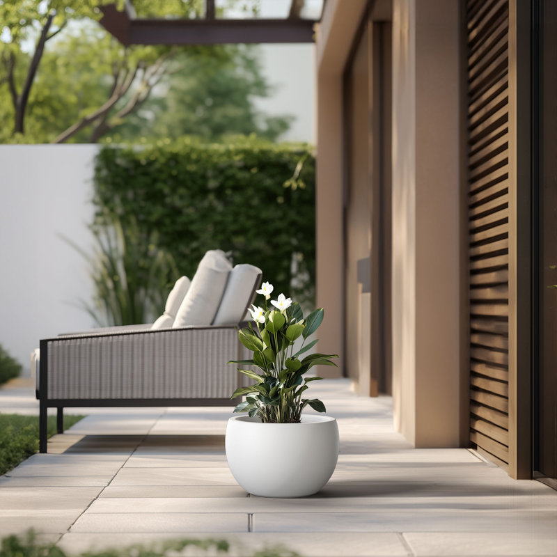 Pot à fleurs en ciment Highwoods, H 7,87 po x l 11,81 po x P 11,81 po, Blanc éclatant