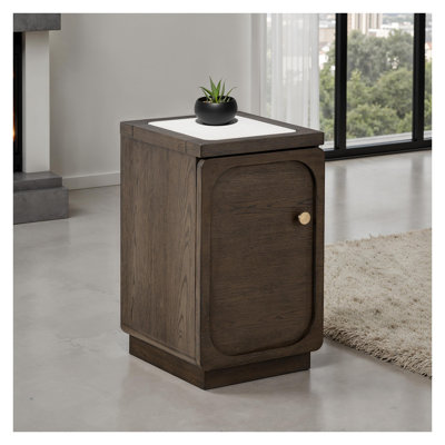 Table d'appoint transitionnelle en noyer foncé avec plateau en pierre de quartz, poignée dorée et port de chargement USB - Table de bout de 14 po de large pour le salon