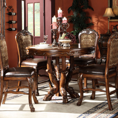 De 2 chaises à hauteur de comptoir beige et chêne cerisier - Design élégant avec sculptures en bois, rembourrage en similicuir, dossier floral pour îlots de cuisine et chêne, pieds assortis