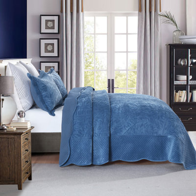 Marcielo Oversized Embroidered Velvet Quilt Set With 2 Pillow Shams