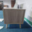 Table de chevet en rotin de 22,83 po de hauteur, table d'appoint avec porte ouverte, table de chevet décorative avec pieds en bois massif pour chambre à coucher, dortoir et petits espaces