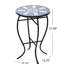 Attrayante table d'extérieur avec céramique: carreaux de céramique aux extrémités en fer bleu et blanc