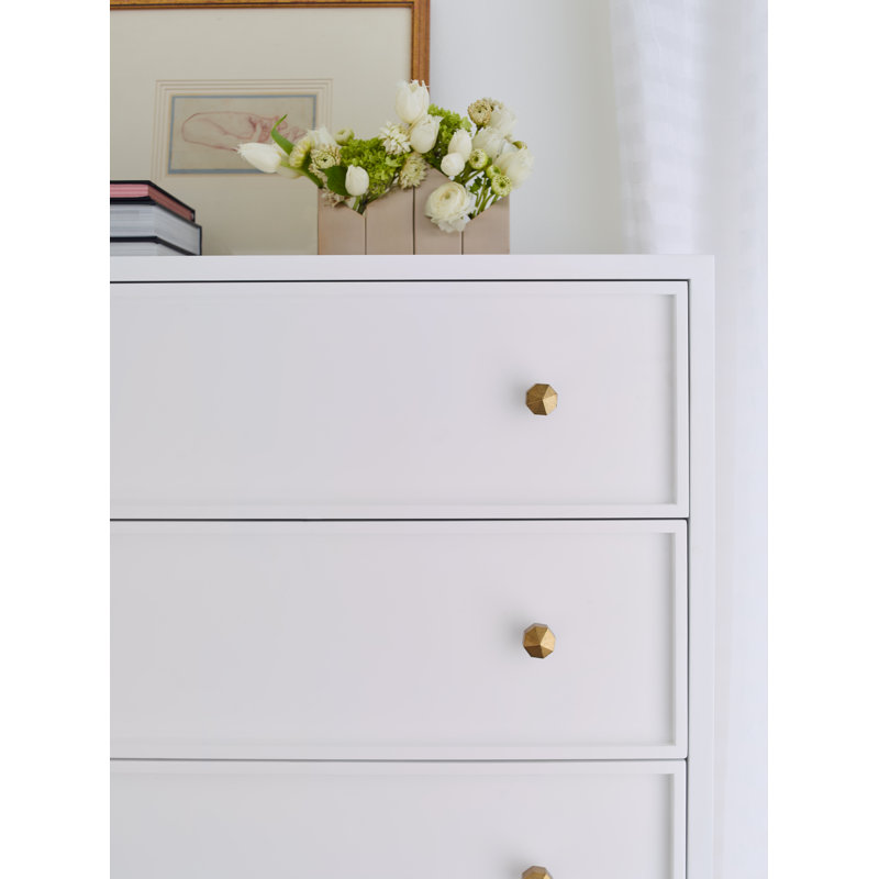 Commode Chelsea moderne blanche avec accents dorés, 107 cm de large