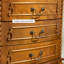 Commode en bois rétro ornée de détails