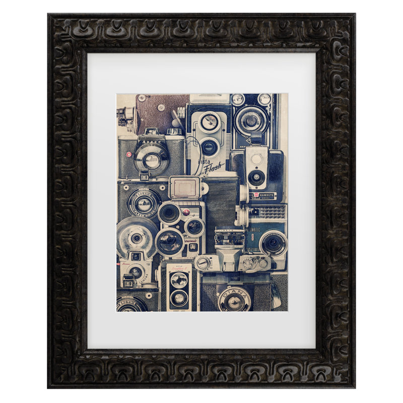 Appareils photo rétro par Thomas Brown, H 23,5 po x l 19,5 po x P 0,625 po, Or foncé