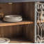 Armoire d'appoint en fer et en verre de style rétro