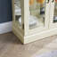 Présentoir blanc antique avec effets d'éclairage sophistiqués, armoire spacieuse et cloisons réglables,