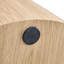 Une table basse cylindrique simple de couleur bois seulement la table, sans chaises.
