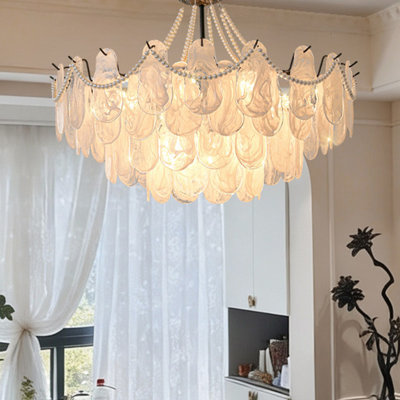 Suspension de luxe de style français 31,50 po, chaîne en fer noir ornée de perles, abat-jour en verre crème pour une ambiance romantique
