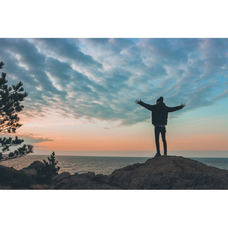«Young Man Rise Hand and Refresh at The Mountain» par Kyonntra, H 24 po x l 36 po