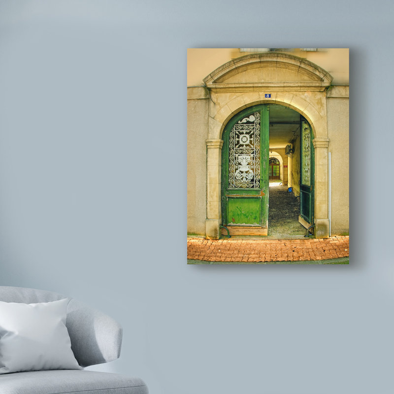 «Weathered Doorway II» par Colby Chester - reproduction de photo sur toile, H 47 po x l 35 po x P 2 po