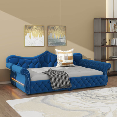 Grand lit de jour avec design rembourré, accentué par des caractéristiques DEL et de garniture cloutée