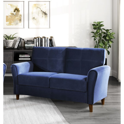 Salon confortable en velours bleu avec siège évasé, accoudoirs et housses de coussin amovibles