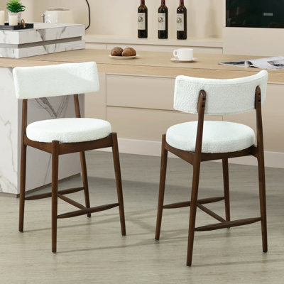De 2 tabourets de comptoir de style Mid-Century moderne, noyer, structure en bois d'hévéa naturel, assise recouverte de cuir Boucle, repose-pieds en forme de I, convient aux coussins ronds des îlots de cuisine, dossier incurvé
