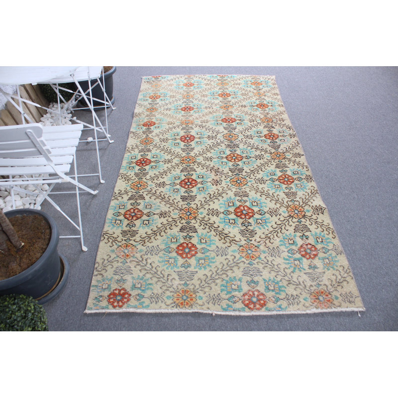 Tapis turc rétro beige idéal pour les espaces de cuisine avec un design unique Oushak