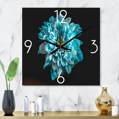 Gros plan d'une horloge murale avec fleurs et pétales
