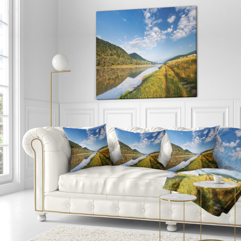 Mountain River sous un ciel bleu - coussin à imprimé paysage, 16 po x 1 po, Coussin décoratif