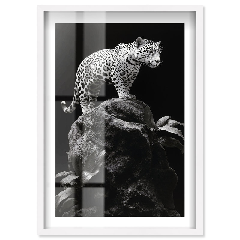 «Phantom Feline I Shadowbox» par Notoriart, H 31 po x l 21 po, Blanc