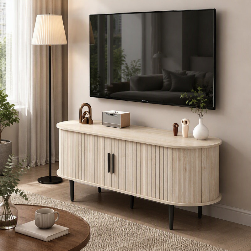 Meuble télé moderne de 120 cm avec portes coulissantes et compartiment de rangement, couleur bois naturel, pieds fuselés, idéal pour le salon ou la chambre.