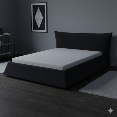 Très grand lit plateforme tapissier avec une tête de lit en velours de forme unique. Cadre fabriqué en métal et en bois massif. Disponible en noir.